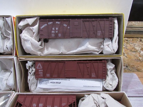 HO Scale  Accurail (8) Assorted  Hopper, Box Car Kits Lot#3539 - Picture 5 of 6
