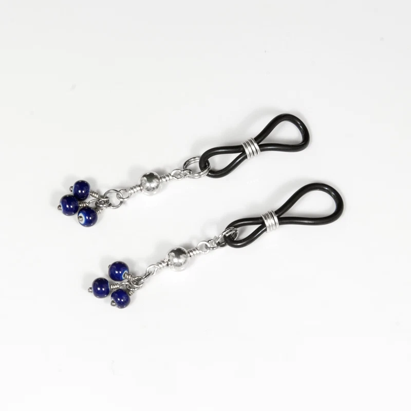 Joyería erótica azul para pezón perforada o no perforada intención perversa Foto 3 de 4