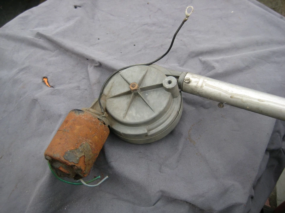 1958 El Dorado Conv. antena original, funciona bien excepto el mástil de antena roto Foto 2 de 4