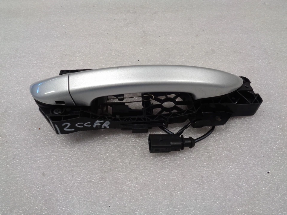 Manija de puerta exterior delantera derecha plateada OEM AK2404138 2009-2017 Volkswagen CC AK2404138 Foto 4 de 4