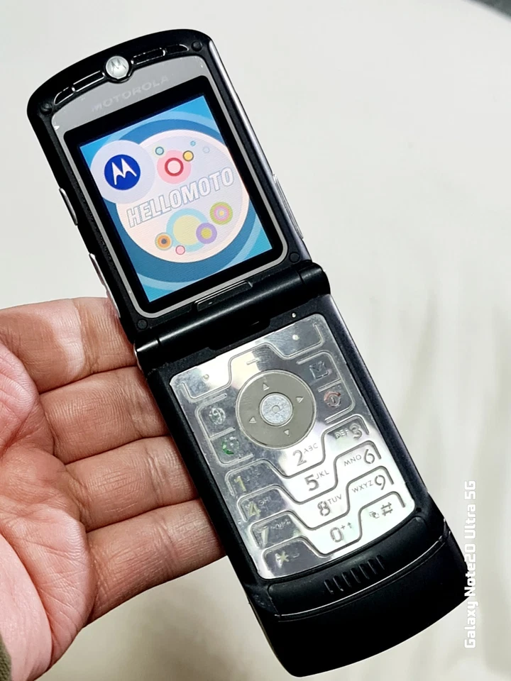 Motorola RAZR V3 (Vodafone) Flip Phone Excellent Condition With Charger - Image 3 of 4