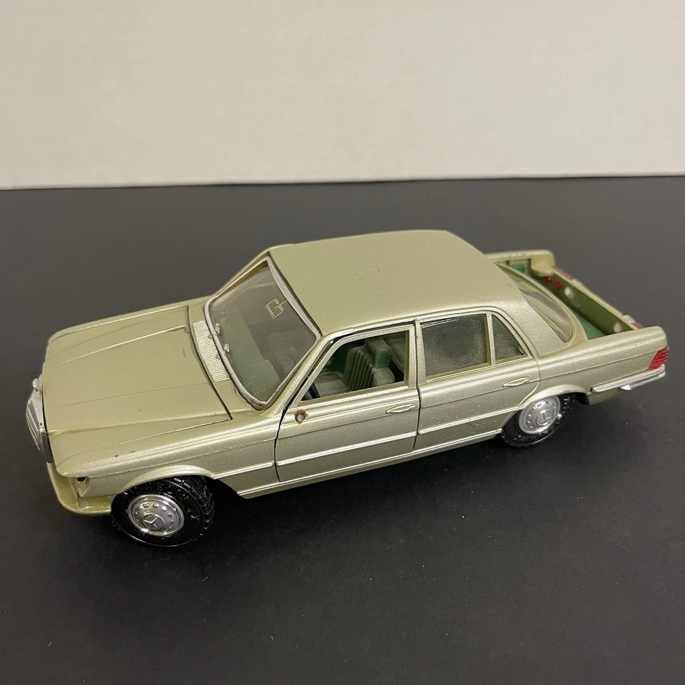 Coche diecast vintage GAMA Mercedes-Benz 450 SE 1:24 Alemania piezas rotas doradas Foto 3 de 4