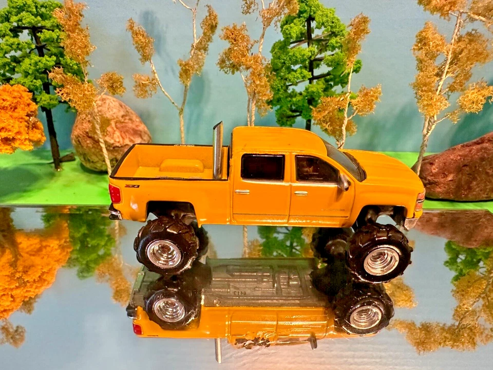 1/64 Custom Lifted, Chevrolet Silverado, 2015, 4 Door Crew Cab, G-5 Lift Kit - Image 2 of 4