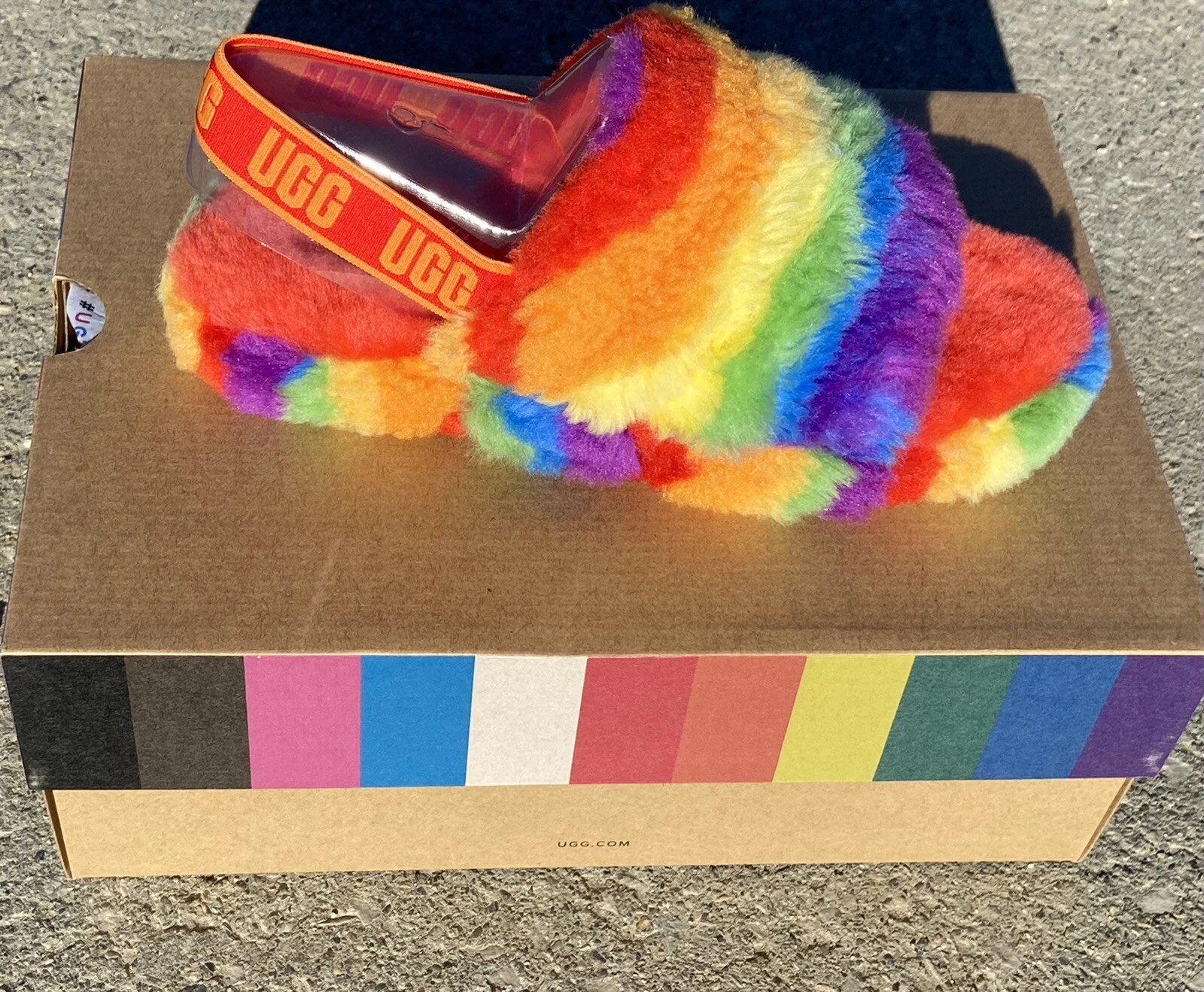NUOVA TAGLIA 6 UGG FLUFF YEAH X CALI COLLAGE X PRIDE?SLIDES $80