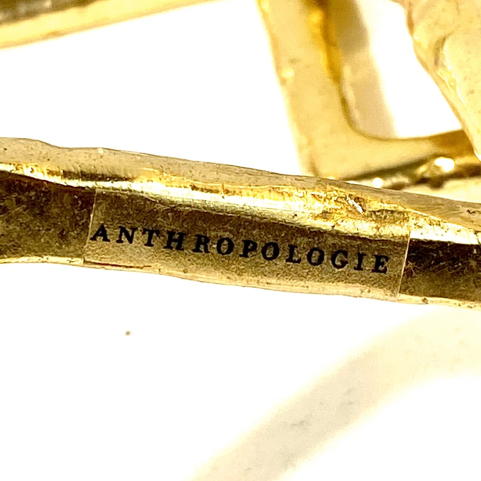 Castiçais Anthropologie texturizados Lara ouro metal com envoltório de vime, 2 peças - Imagem 3 de 3