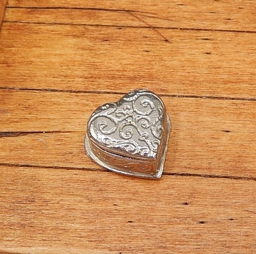 Jeannetta Kendall Antique Covered Heart Trinket Dish Dollhouse Miniature 1:12 - Imagen 8 de 10