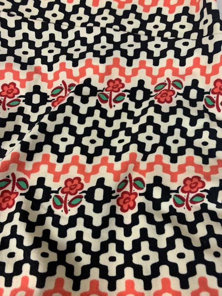 Leggings LuLaRoe TC Alto y Curvilíneo Negro Blanco Flores Foto 2 de 4