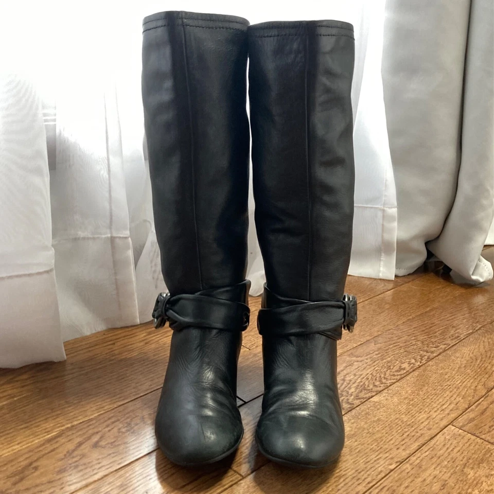 Bota plana B Makowsky Rebay holgada alta de cuero negro con hebilla plateada para mujer 6,5 Foto 4 de 4