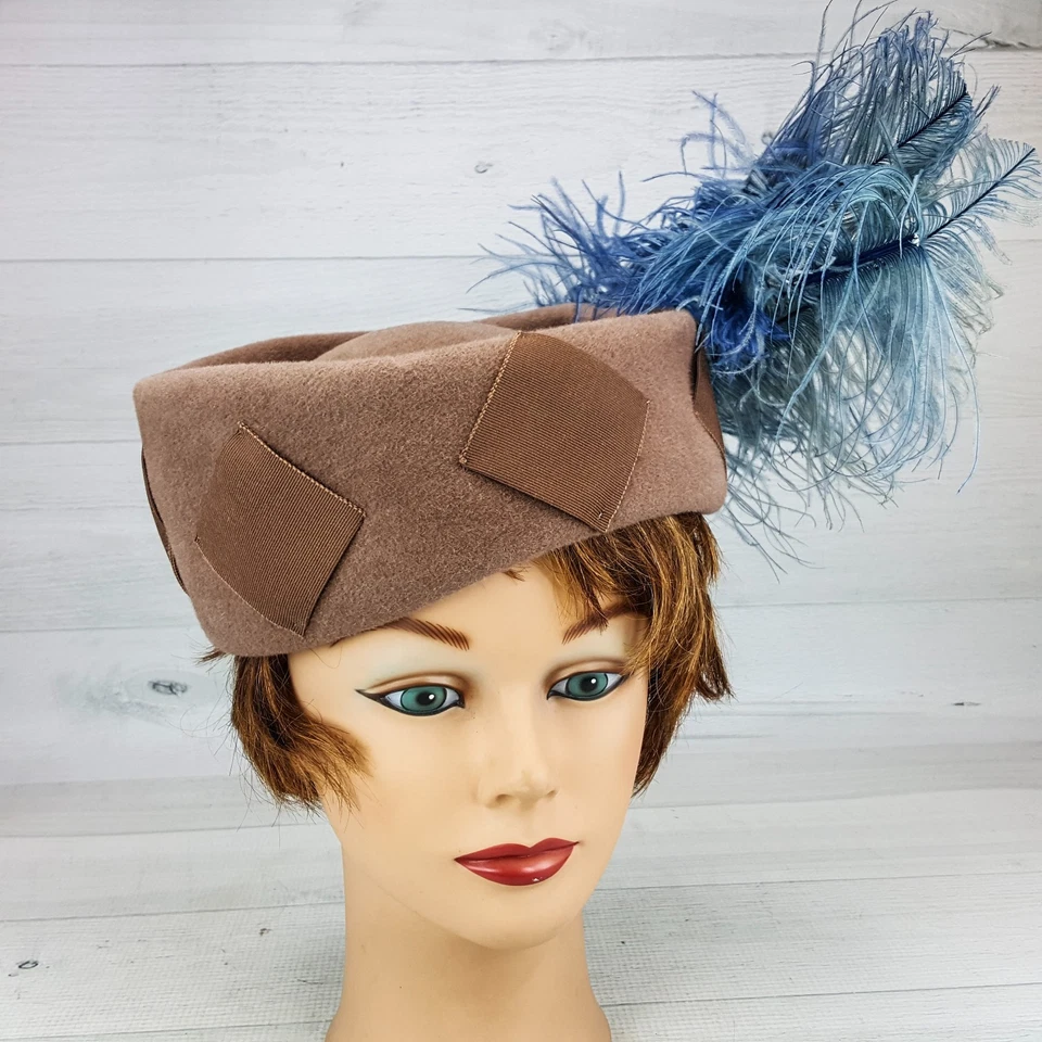 Sombrero Pastillero Vintage Eva Mae Modos Marrón Deluxe Terciopelo con Pluma Azul Merrimac Foto 3 de 4