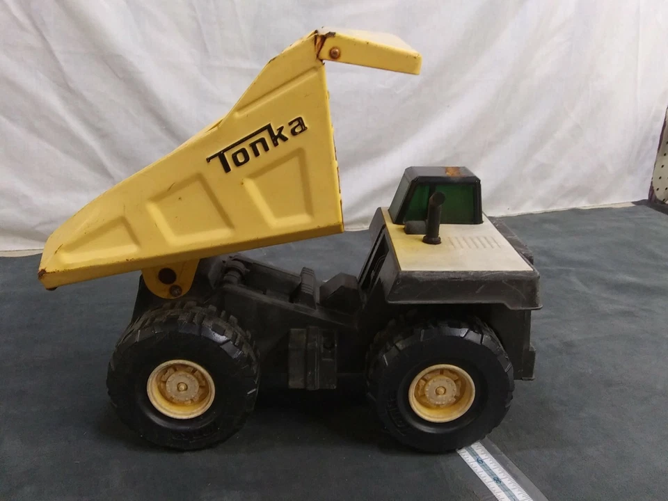 USED TONKA-HASBRO-Yellow 16” Steel Dump Truck 2009 - Image 4 of 4