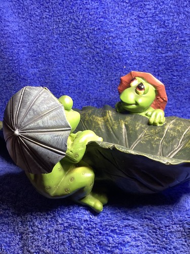 Frösche auf einer Lilly Pad mit Regenschirmen Kunst Dekor 12 Zoll lang 7 Zoll breit 4 hoch - Bild 5 von 8