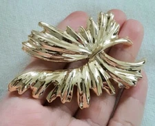 Vintage Signed Gerry's Gold Tone Maple Leaf Open Work Brooch Scarf Lapel Pin
