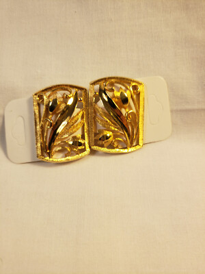 Judy Lee gold tone flower clip on earrings. 1.5''