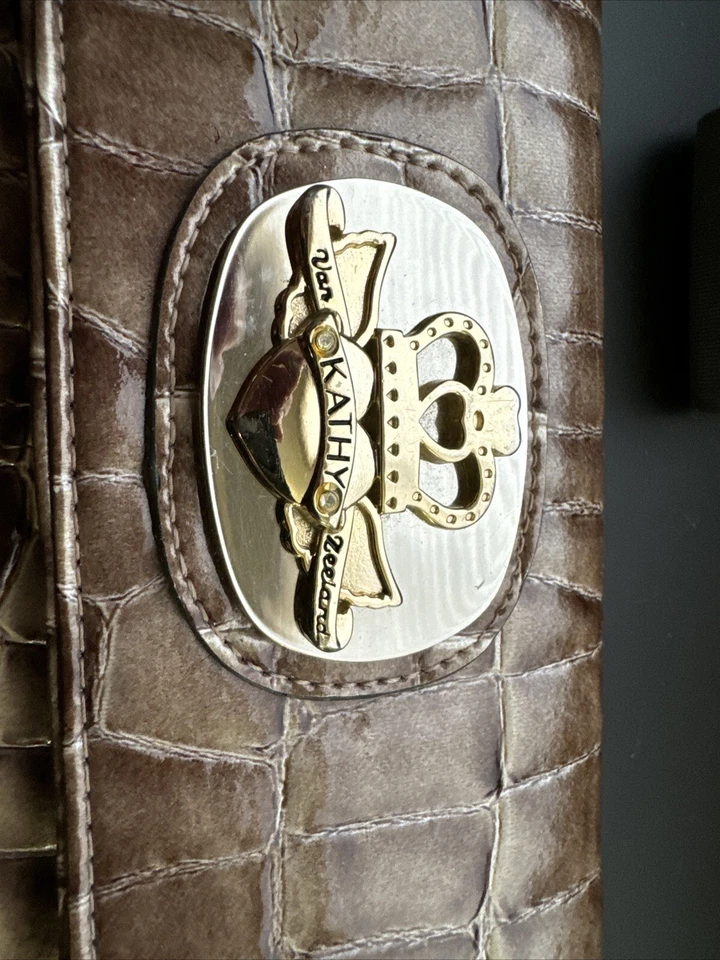 Cartera sin asas Kathy Van Zealand marrón/bronceado patentada con estampado de cocodrilo Foto 2 de 4