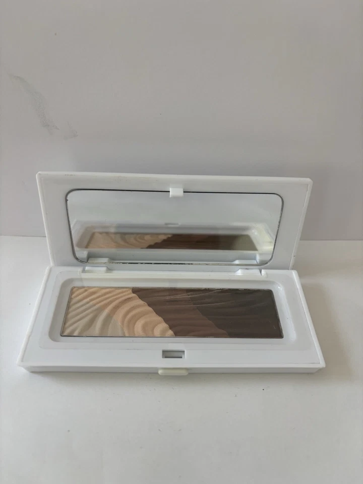 Makeover Essentials ME Butterfly Eyes Eyeshadow & mirror case .17 oz. 5g - Image 2 of 4