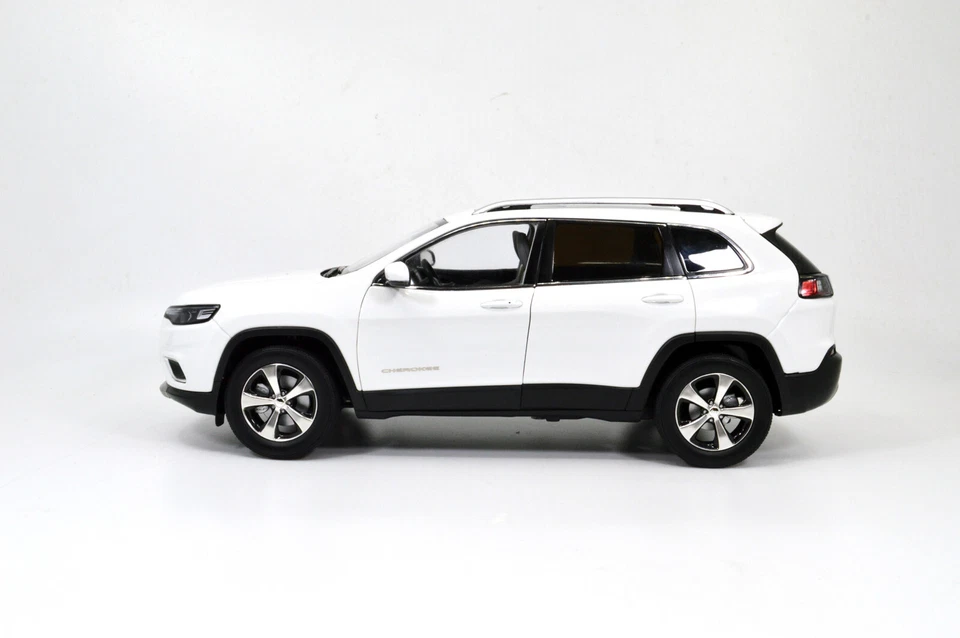 1:18 Scale Jeep Cherokee White Alloy Diecast Model Car Toy Vehicle Collection - Image 4 of 4