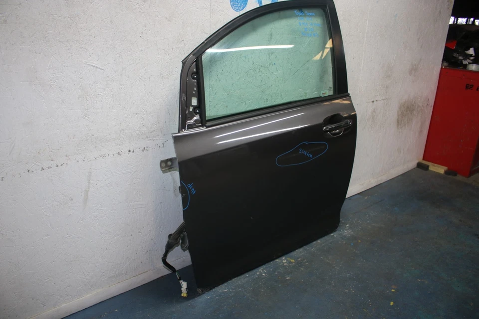 2011 2017 TOYOTA SIENNA LEFT SIDE FRONT DOOR - Image 2 of 4