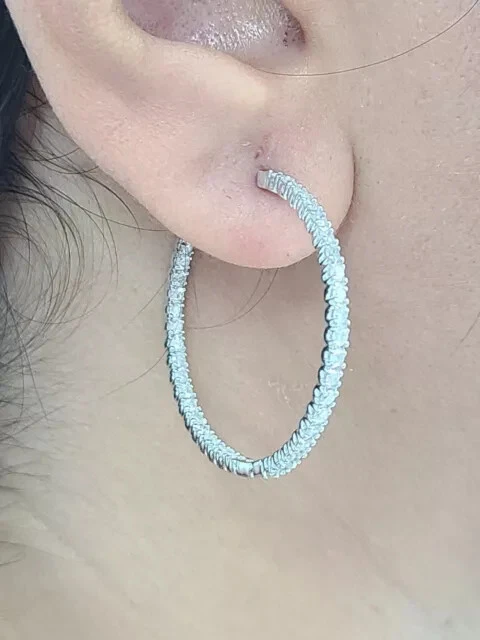 OFERTA! Pendientes de aro redondos de moissanita natural chapados en oro blanco de 10 quilates de 30 mm de 1,90 CTW Foto 2 de 4