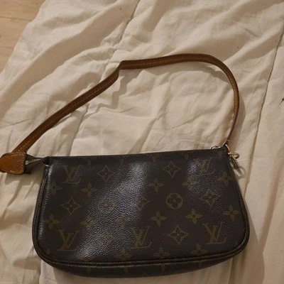 VINTAGE SAC A MAIN LOUIS VUITTON POCHETTE - Photo 1/4