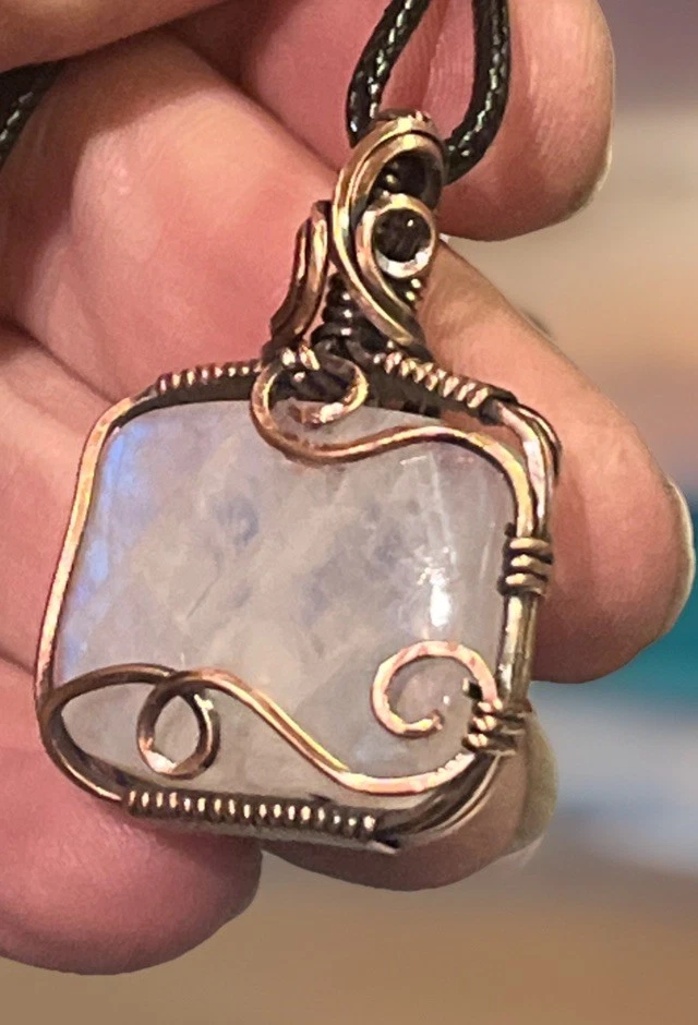 Piedra lunar arco iris ~ colgante envuelto en alambre de cobre hecho a mano 4v Foto 4 de 4