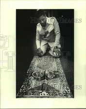 1978 Press Photo El Hajj Wali Abdel Ra'oof examine elaborate carpet - noc10806