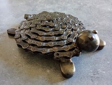 Vintage: Insolite sculpture Tortue fer forgé / chaîne acier numérotée.  C55