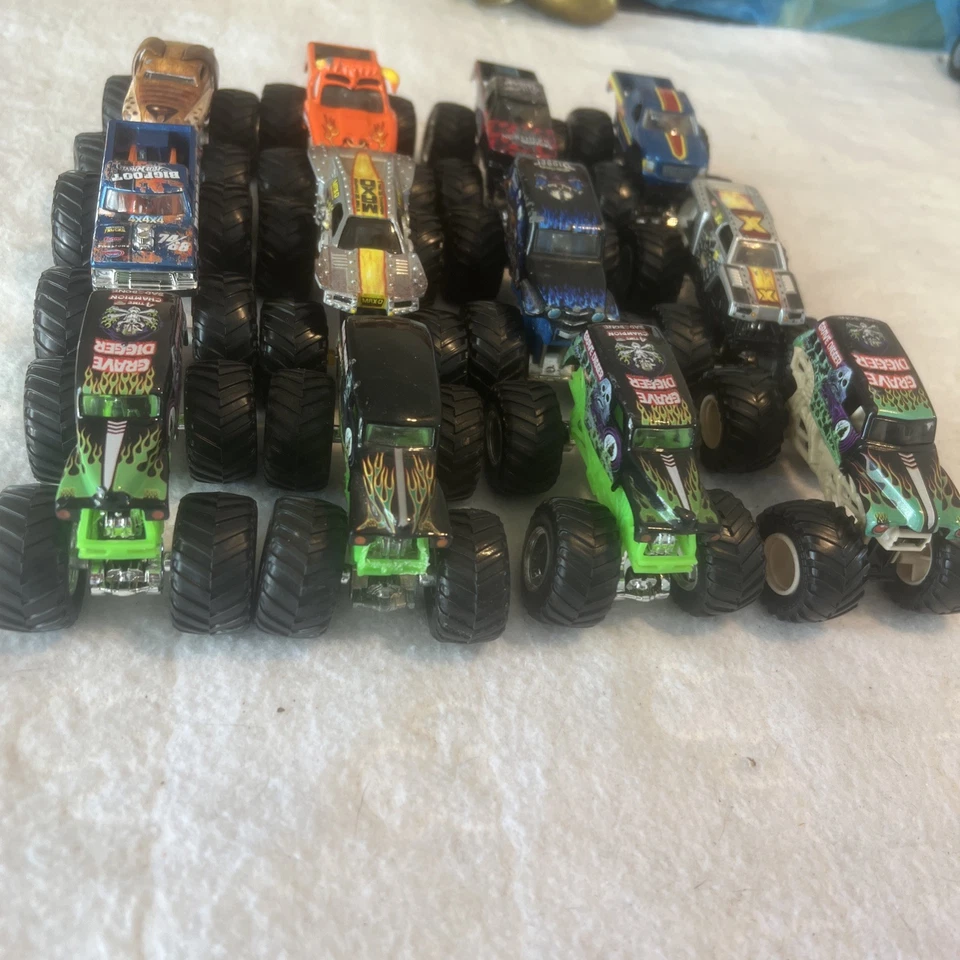 Hot Wheels Monster Jam Trucks Lote 12,4 Grave Digger El Toro Loco MaxD Bigfoot Foto 2 de 4