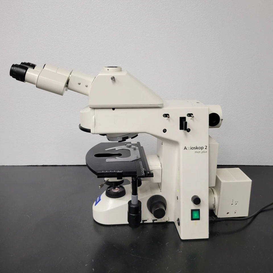 Microscopio Zeiss Axioscopio 2 Mot Plus Motorizado con Cabezal Trinocular Ergo Inclinable Foto 2 de 4