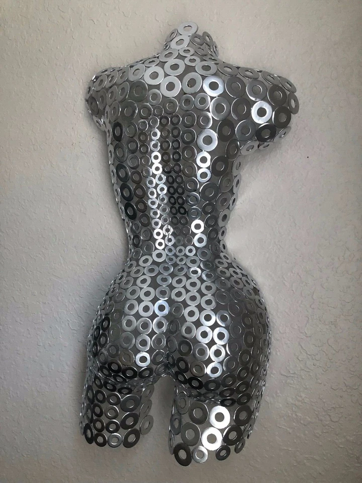 Arte de pared de metal cromado escultura femenina torso de Holly Lentz Foto 3 de 4