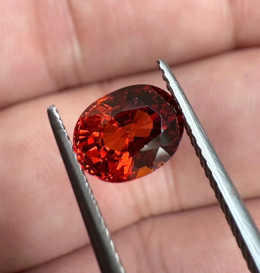 Natural Spessartite Garnet 2.45 Carat – Oval Cut, Vivid dark Orange, 6.5x8.6mm - Image 4 of 4