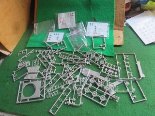 ASSORTED MILITARY VEHICLE KIT PARTS (1:35 SCALE) LOT U77