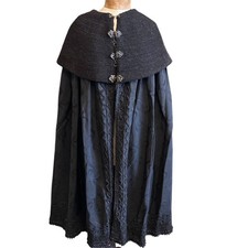 Traditionelles deutsch österreichisches antikes viktorianisches schwarzes Cape tiefer Kragen Rüschenborte