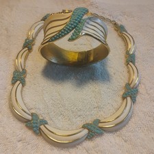 Corona Trifari Años 60 Demi ParureCream Esmalte Turquesa Color Semilla Cuentas Tono Dorado