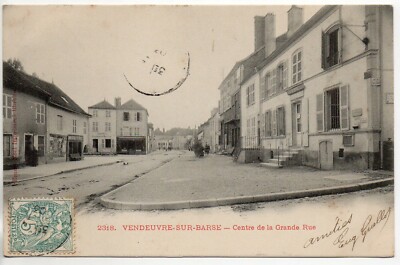 VENDEUVRE SUR BARSE - Aube - CPA 10 - le centre de la grande rue