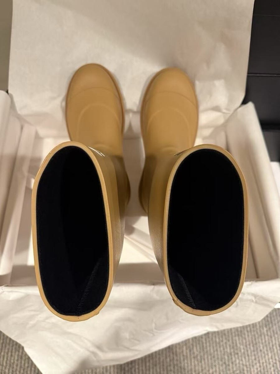 size 39EU NIB CHANEL Beige Rubber Rain Boots White CC Logo size 39EU NIB CHANEL Beige Rubber Rain Boots White CC Logo