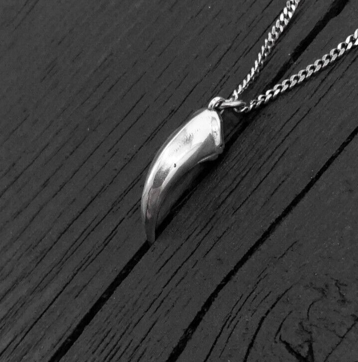 Collana con artiglio di Velociraptor in rame scolpito a mano, ciondolo con fossile di dinosauro, gioiello fatto a mano con artiglio di rapace, regalo preistorico unico - Italia