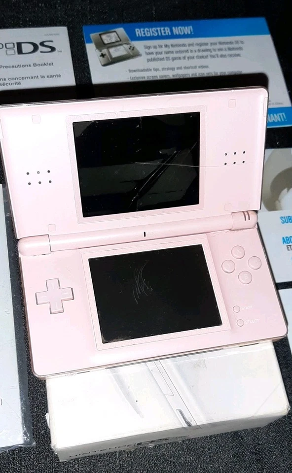 Nintendo DS Lite Rosa con Caja Stylus Papeleo Batería y Cargador, Tiene Arañazos Foto 4 de 4