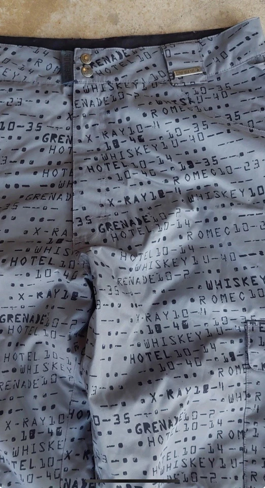 Pantalones de Snowboard Grenade Fatigue Project Gris XL Gris Militar Matriz Texto Script Foto 3 de 4