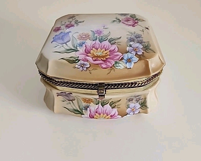 Vintage Hummelwerk Victorian Gardens Dogwood Jewelry Music Box