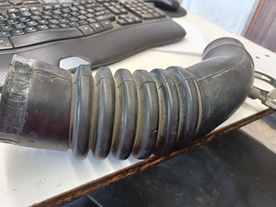 Isuzu Trooper 1989 2,6 tubo de admisión de aire usado no nuevo Foto 4 de 4