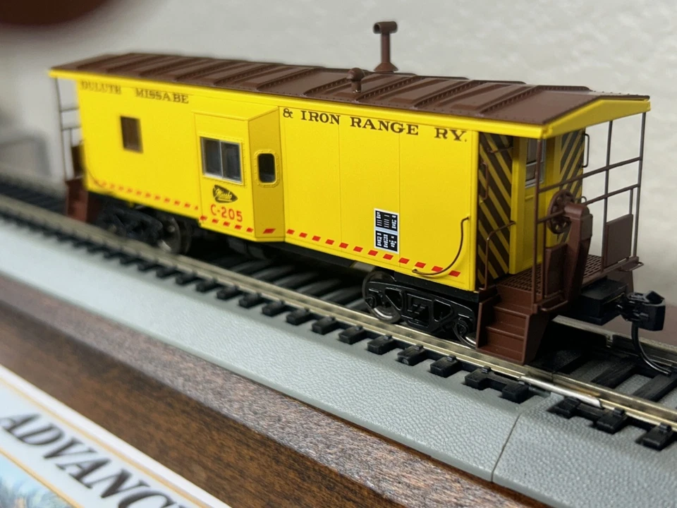 DULUTH MISSABE - DM&IR BAY WINDOW CABOOSE - HO SCALE w/INTERIOR PLATINUM NEW - Image 2 of 4