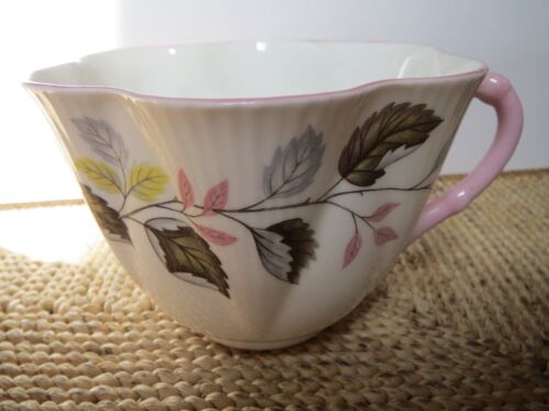SHELLEY DAINTY SHAPE - FERNDOWN PATTERN - TEACUP AND SAUCER - PALE PINK TRIM - Picture 4 of 7