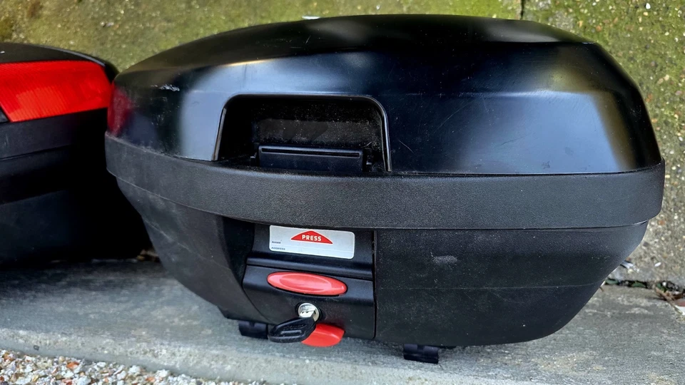 GIVI V35 SIDE CASES BLACK BRAND SIDE PANNIERS (PAIR) GIVI V35N - Image 3 of 4