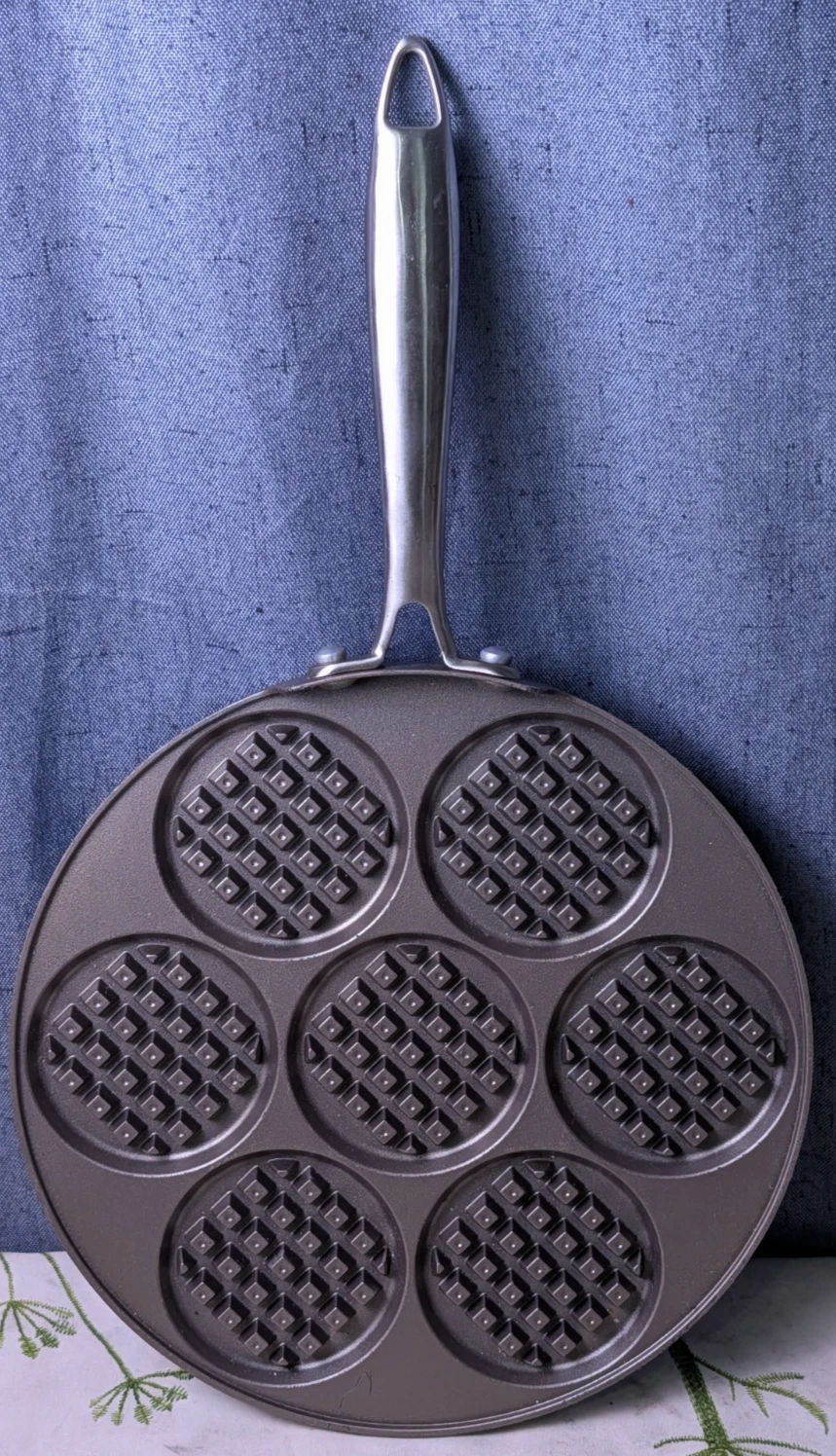 Nordic Ware Waffle Pante Pan Stovetop 7 Cavity Mini Waffle Maker Nonstick 10.5"