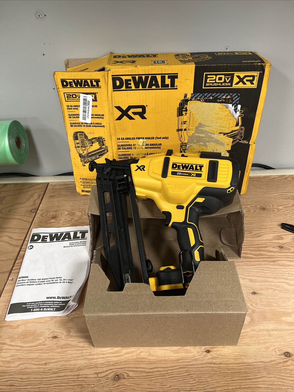 DEWALT 20V LiIon XR 16GA Angled Finish Nailer TOOLONLY DCN660B NEW