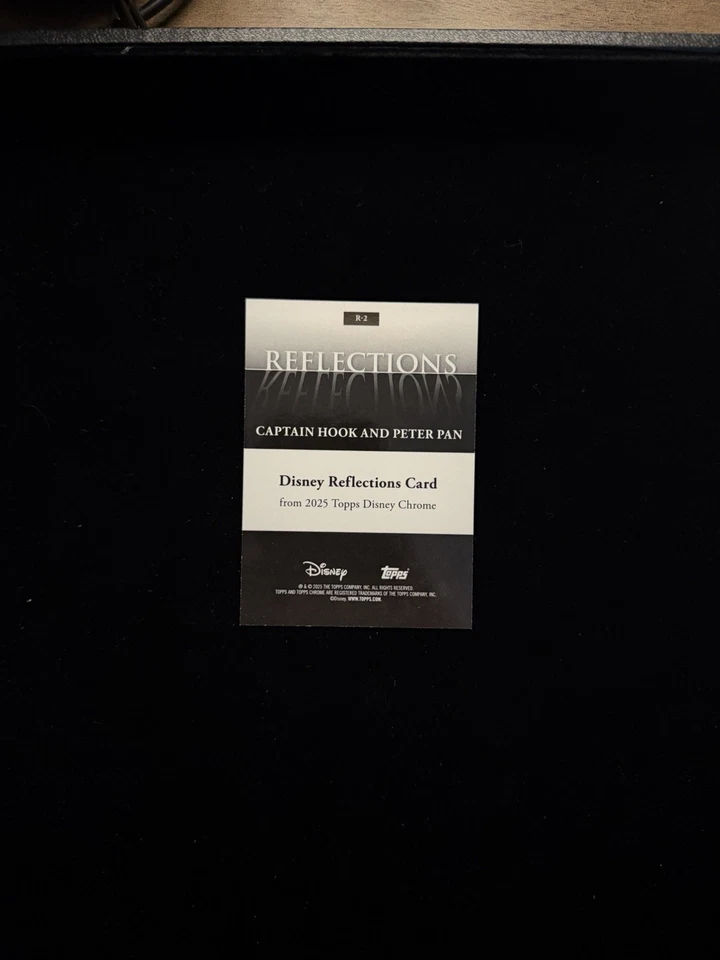 2025 Topps Cromo Disney Capitán Garfio y Peter Pan Reflections SSP ESTUCHE HIT Foto 2 de 2