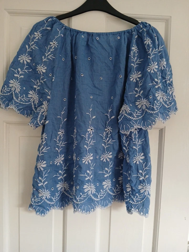 Ladies F&F Blue And White Flower Patterned Blouse Size 18 - Image 3 of 4