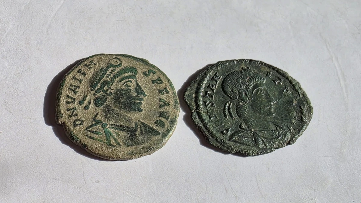 Dos Monedas Del Imperio Romano Bajos Imperio.pesan 2.04 Y 1.04.F4