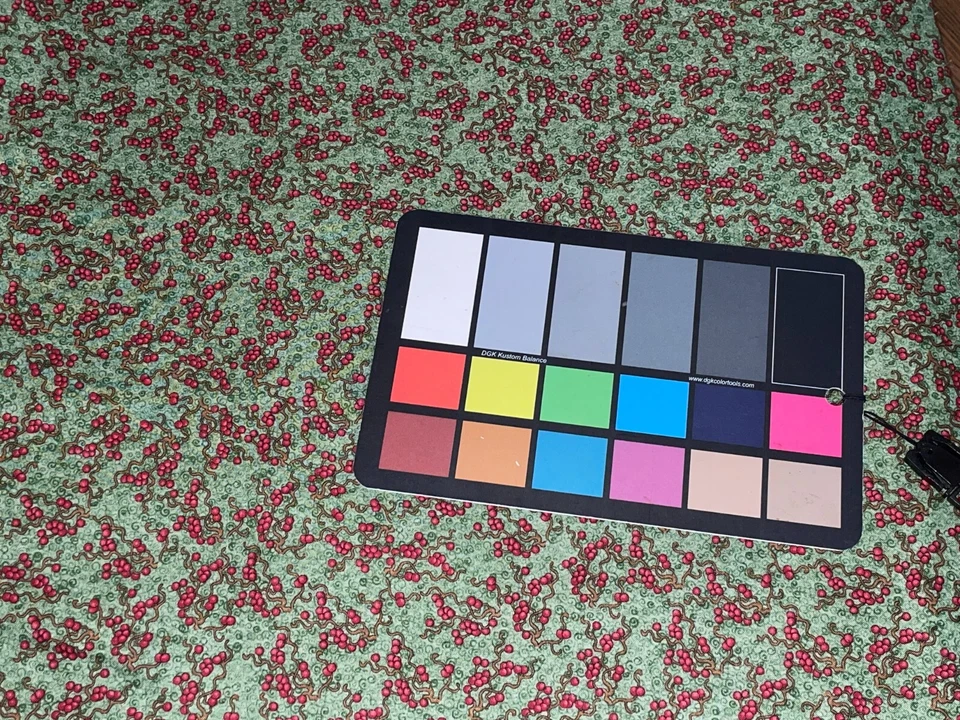 Enredaderas retorcidas vintage de bayas rojas Debbie Mumm SSI de 1/2 yarda en tela verde Foto 4 de 4