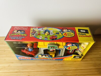 2002 FISHER PRICE LITTLE PEOPLE DISCOVERING VEHICLES AT THE GARAGE